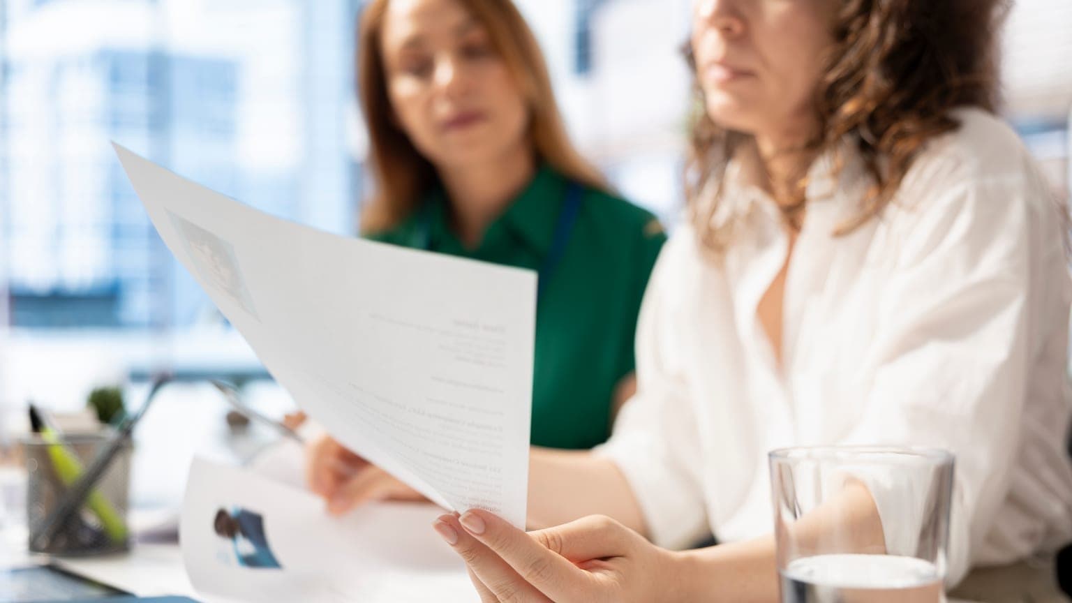 Personalisté prohlížejí životopisy uchazečů — poptávka po nejžádanějších profesích